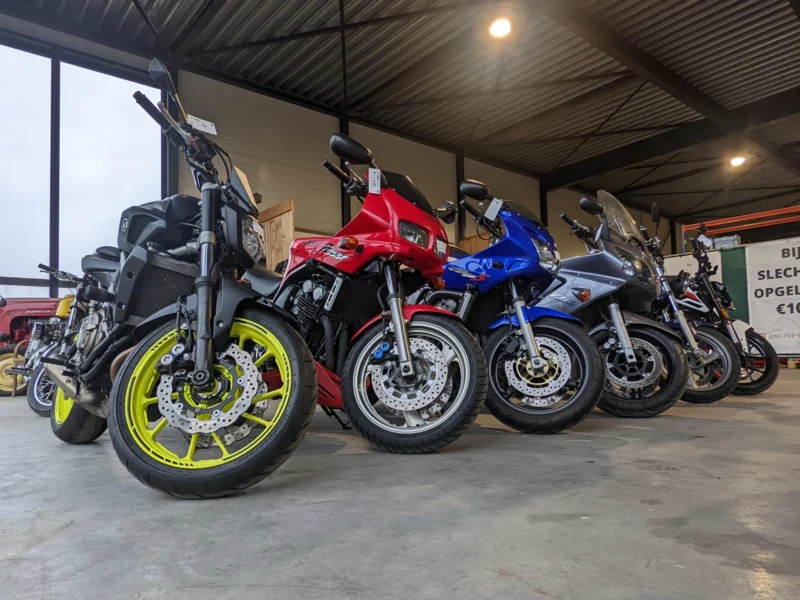 Antieke brommers, oldtimer en rijtuig