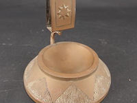 Antieke brons/koper luciferhouder met een geïntegreerde asbak - afbeelding 1 van  5