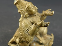 Antieke bronzen beeldje van de hindoegod krishna als kind, ook bekend als bal krishna of laddu gopal - afbeelding 2 van  5