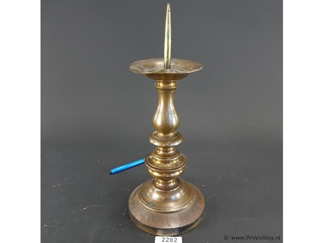 Antieke bronzen of koperen penkandelaar (ook wel prikkandelaar of altaarkandelaar genoemd) - afbeelding 1 van  5
