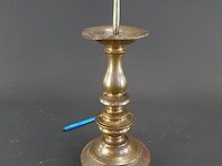 Antieke bronzen of koperen penkandelaar (ook wel prikkandelaar of altaarkandelaar genoemd) - afbeelding 1 van  5