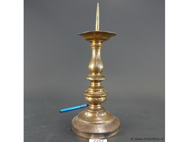 Antieke bronzen of koperen penkandelaar (ook wel prikkandelaar of altaarkandelaar genoemd) - afbeelding 2 van  5