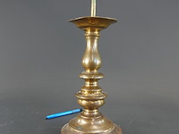 Antieke bronzen of koperen penkandelaar (ook wel prikkandelaar of altaarkandelaar genoemd) - afbeelding 2 van  5