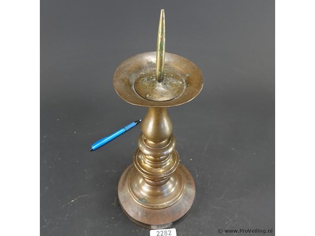 Antieke bronzen of koperen penkandelaar (ook wel prikkandelaar of altaarkandelaar genoemd) - afbeelding 3 van  5