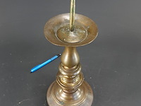 Antieke bronzen of koperen penkandelaar (ook wel prikkandelaar of altaarkandelaar genoemd) - afbeelding 3 van  5