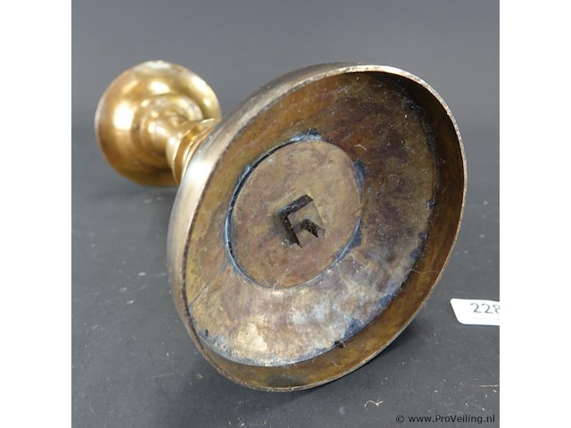 Antieke bronzen of koperen penkandelaar (ook wel prikkandelaar of altaarkandelaar genoemd) - afbeelding 5 van  5