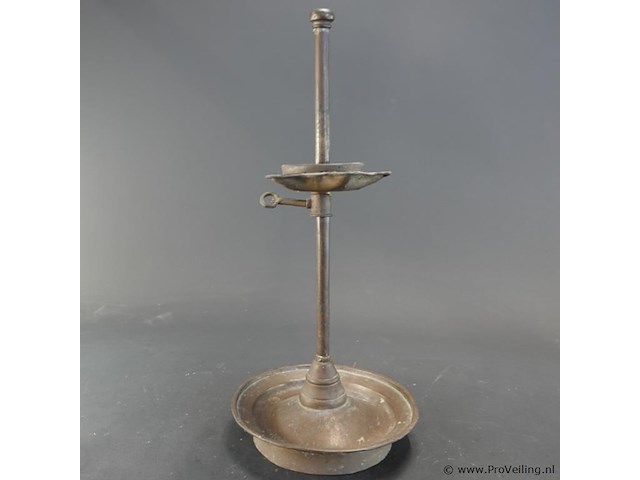 Antieke bronzen of messing olielamp met een verstelbare pit/schaal - afbeelding 2 van  5