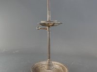Antieke bronzen of messing olielamp met een verstelbare pit/schaal - afbeelding 2 van  5