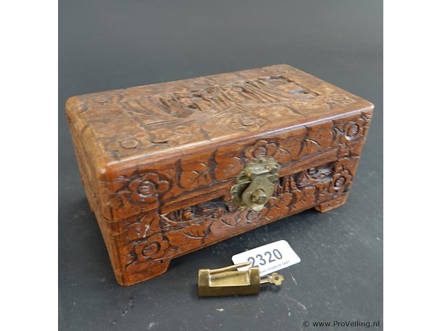Antieke chinese kamferhouten kist met slot - afbeelding 1 van  4
