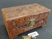 Antieke chinese kamferhouten kist met slot - afbeelding 1 van  4