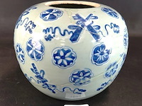 Antieke chinese porseleinen gemberpot, mogelijk uit de ming- of qing-dynastie - afbeelding 1 van  5