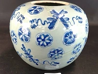 Antieke chinese porseleinen gemberpot, mogelijk uit de ming- of qing-dynastie