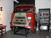 Antieke decoratieve vrachtwagencabine daf op onderstel. afmeting 220 x 190 x 235 cm. dient gedemonteerd te ...