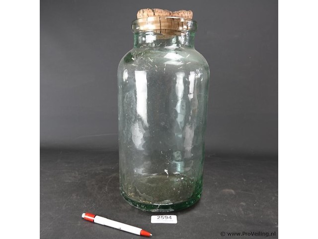 Antieke dikglazen pot met kurk - afbeelding 1 van  5