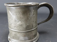 Antieke doorleefde tinnen kroes