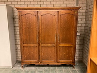 Antieke driedeurs kledingkast - afbeelding 1 van  10