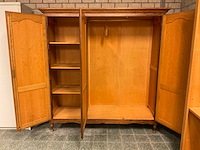 Antieke driedeurs kledingkast - afbeelding 9 van  10