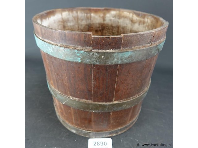 Antieke emmer met houten duimen en koperen hoepels - afbeelding 1 van  5