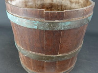 Antieke emmer met houten duimen en koperen hoepels - afbeelding 1 van  5