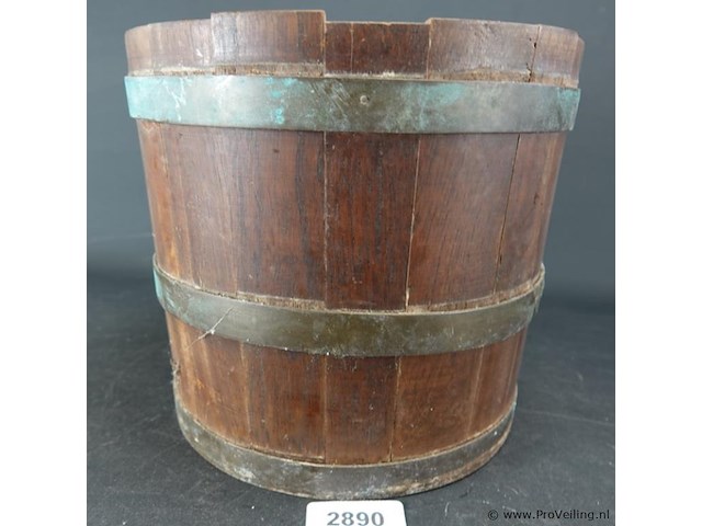 Antieke emmer met houten duimen en koperen hoepels - afbeelding 2 van  5