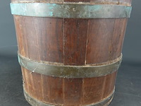 Antieke emmer met houten duimen en koperen hoepels - afbeelding 2 van  5