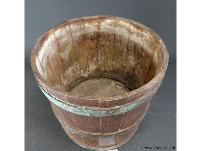 Antieke emmer met houten duimen en koperen hoepels - afbeelding 3 van  5