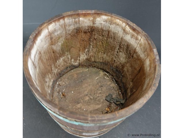 Antieke emmer met houten duimen en koperen hoepels - afbeelding 4 van  5