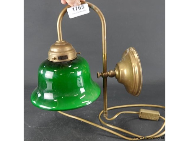 Antieke franse bureaulamp of bibliotheeklamp. brons en messing met kenmerkende smaragdgroene glazen kap. - afbeelding 1 van  5