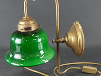 Antieke franse bureaulamp of bibliotheeklamp. brons en messing met kenmerkende smaragdgroene glazen kap. - afbeelding 1 van  5