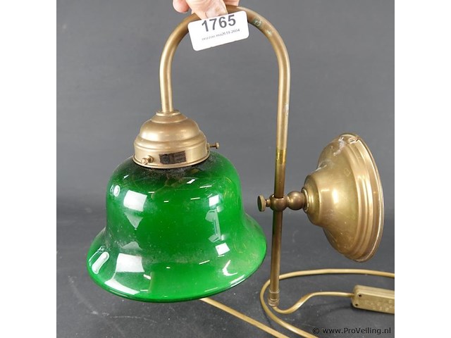 Antieke franse bureaulamp of bibliotheeklamp. brons en messing met kenmerkende smaragdgroene glazen kap. - afbeelding 2 van  5