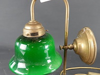 Antieke franse bureaulamp of bibliotheeklamp. brons en messing met kenmerkende smaragdgroene glazen kap. - afbeelding 2 van  5