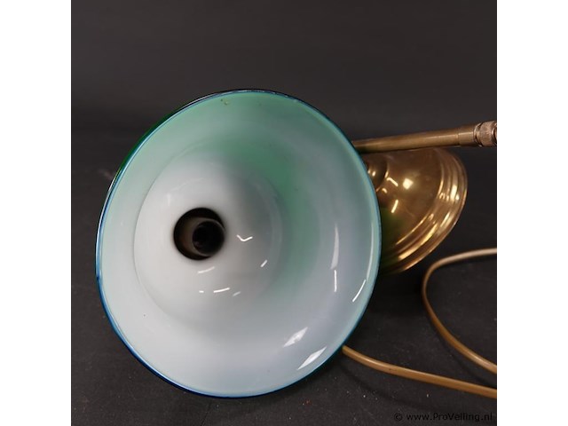 Antieke franse bureaulamp of bibliotheeklamp. brons en messing met kenmerkende smaragdgroene glazen kap. - afbeelding 4 van  5