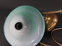 Antieke franse bureaulamp of bibliotheeklamp. brons en messing met kenmerkende smaragdgroene glazen kap. - afbeelding 4 van  5