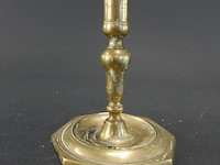 Antieke geelkoperen of bronzen barok kandelaar - afbeelding 2 van  5