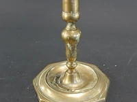 Antieke geelkoperen of bronzen barok kandelaar