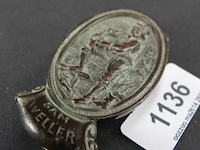 Antieke gietijzeren schoenpoetshouder of deurklopper die "sam weller" uitbeeldt, een bekend personage uit charles dickens' "the pickwick papers" - afbeelding 1 van  5