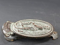 Antieke gietijzeren schoenpoetshouder of deurklopper die "sam weller" uitbeeldt, een bekend personage uit charles dickens' "the pickwick papers" - afbeelding 3 van  5