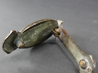 Antieke gietijzeren schoenpoetshouder of deurklopper die "sam weller" uitbeeldt, een bekend personage uit charles dickens' "the pickwick papers" - afbeelding 4 van  5