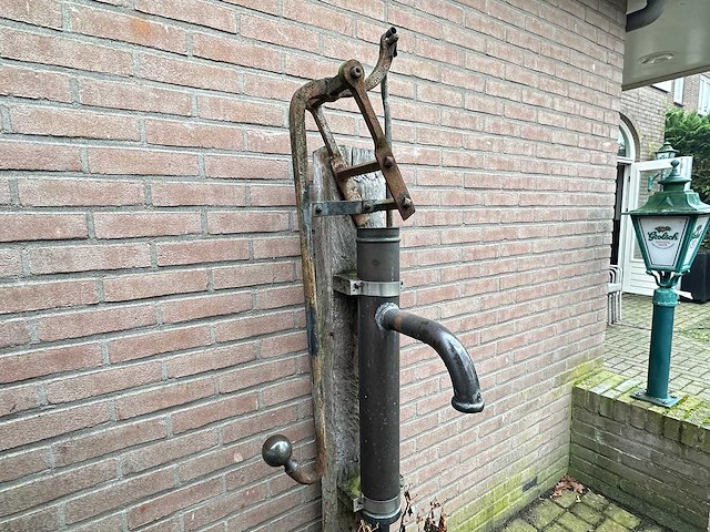 Antieke gietijzeren waterpomp - afbeelding 1 van  4