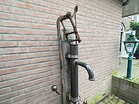 Antieke gietijzeren waterpomp - afbeelding 1 van  4