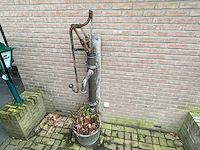 Antieke gietijzeren waterpomp - afbeelding 2 van  4
