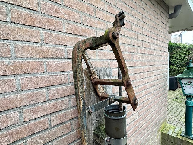 Antieke gietijzeren waterpomp - afbeelding 4 van  4