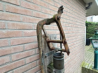 Antieke gietijzeren waterpomp - afbeelding 4 van  4
