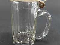 Antieke glazen bierpul met een tinnen deksel, vergelijkbaar met modellen uit duitsland rond 1900. - afbeelding 1 van  5