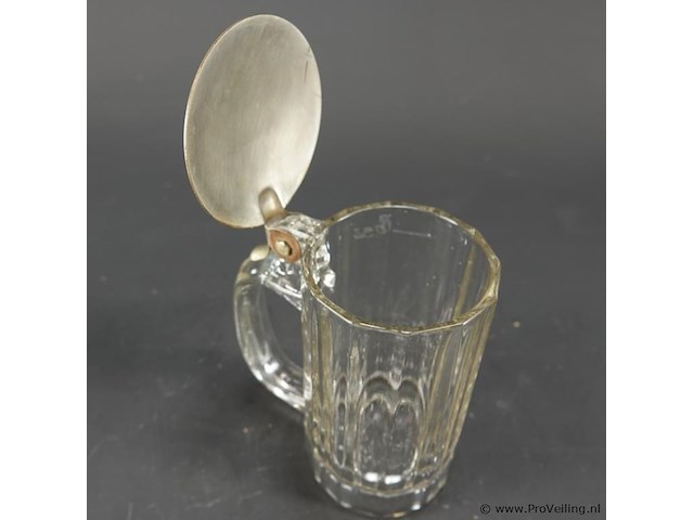 Antieke glazen bierpul met een tinnen deksel, vergelijkbaar met modellen uit duitsland rond 1900. - afbeelding 3 van  5
