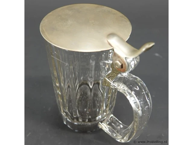 Antieke glazen bierpul met een tinnen deksel, vergelijkbaar met modellen uit duitsland rond 1900. - afbeelding 2 van  5