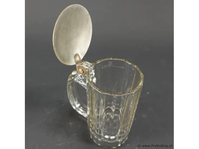 Antieke glazen bierpul met een tinnen deksel, vergelijkbaar met modellen uit duitsland rond 1900. - afbeelding 3 van  5