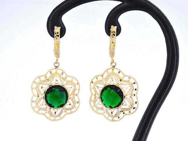 Antieke gouden oorbellen met groene edelstenen - afbeelding 1 van  10