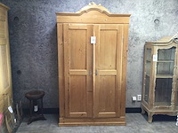 Antieke grenen kledingkast - afbeelding 1 van  7