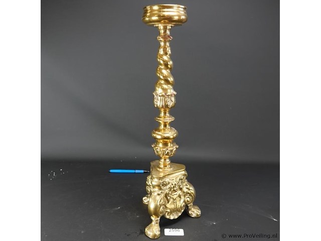 Antieke grote zware koper/bronzen kerkkandelaar - afbeelding 1 van  5